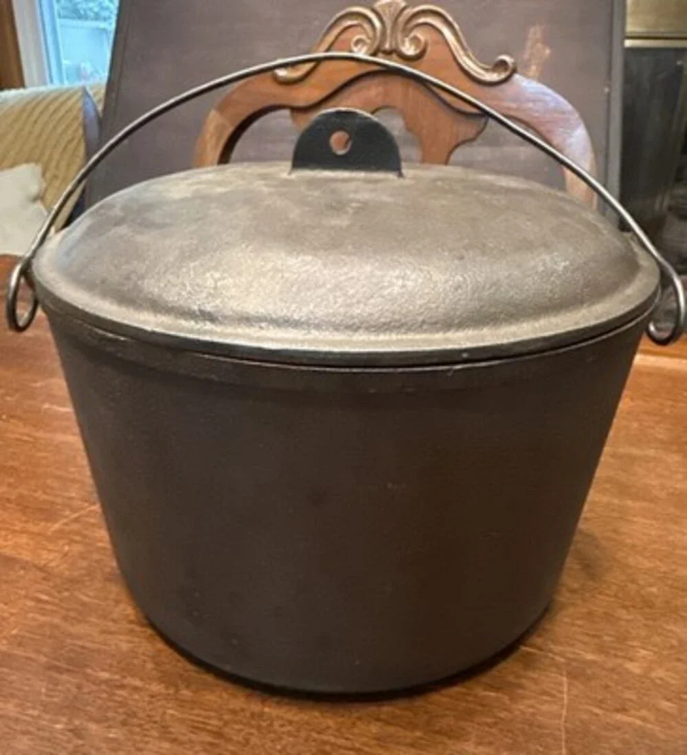 Vintage Cast-Iron Dutch Oven FBP-D 8” Bail Handle